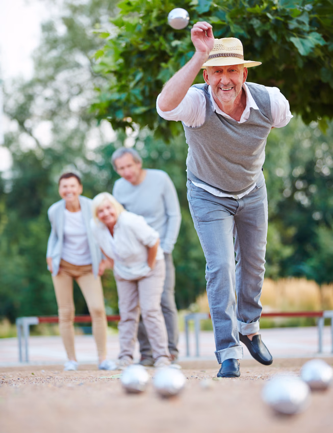People playing petanque 650 850